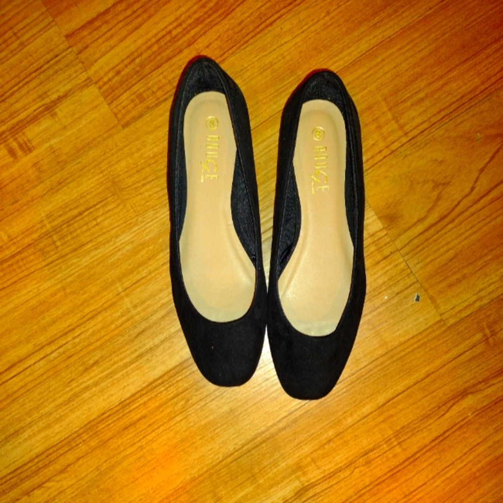 Size 8 flat black shoes, never worn except once when they were tried on....